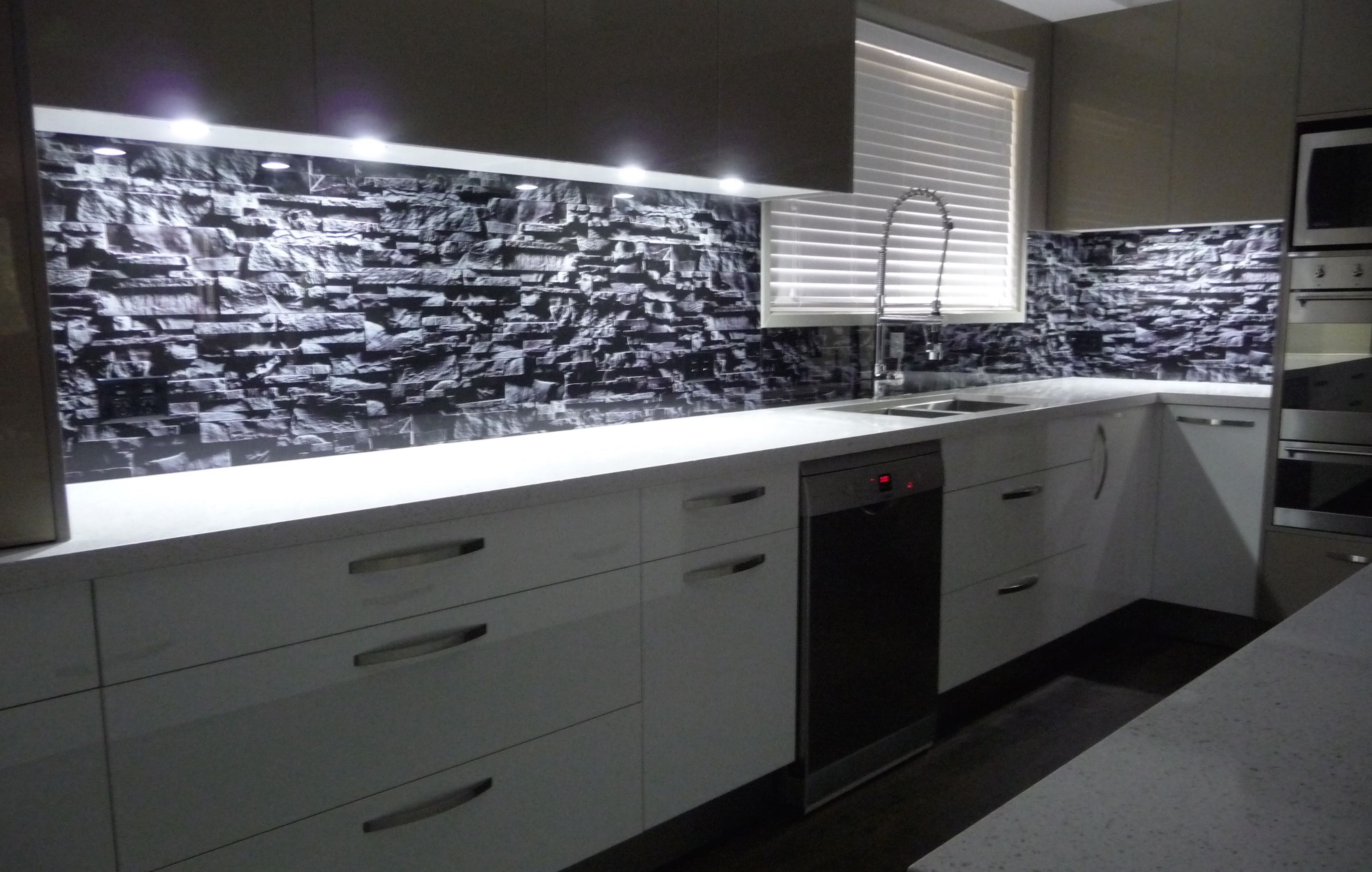 Gold-Coast-Glass-Splashbacks-Slide-1